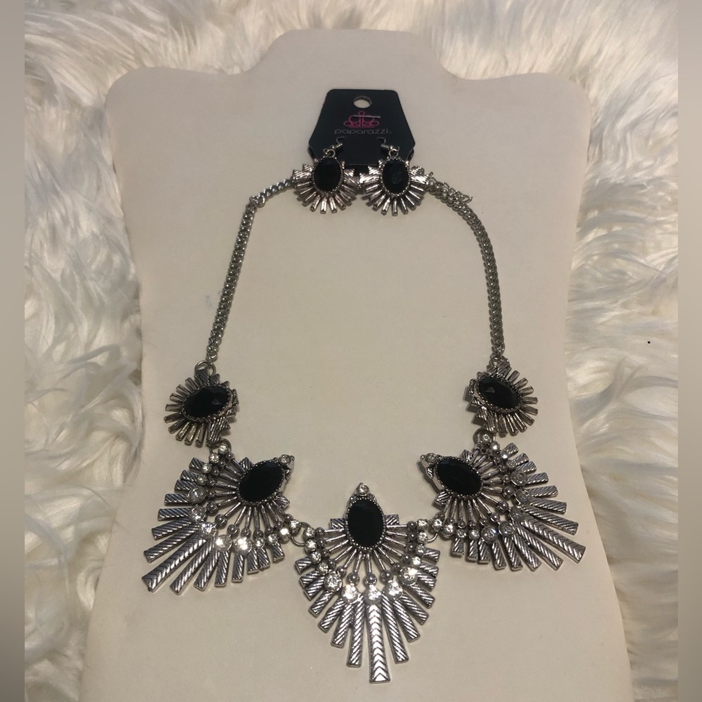 “Paparazzi Accessories” Earrings and Necklace set 🔺🤩
